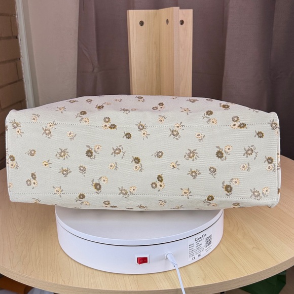 π₯COACH - Tote With Rainbow Coach Badge - 110U482 - Picture 10 of 17